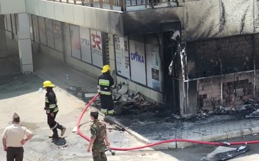 Два человека пострадали при пожаре в торговом центре в Хырдалане