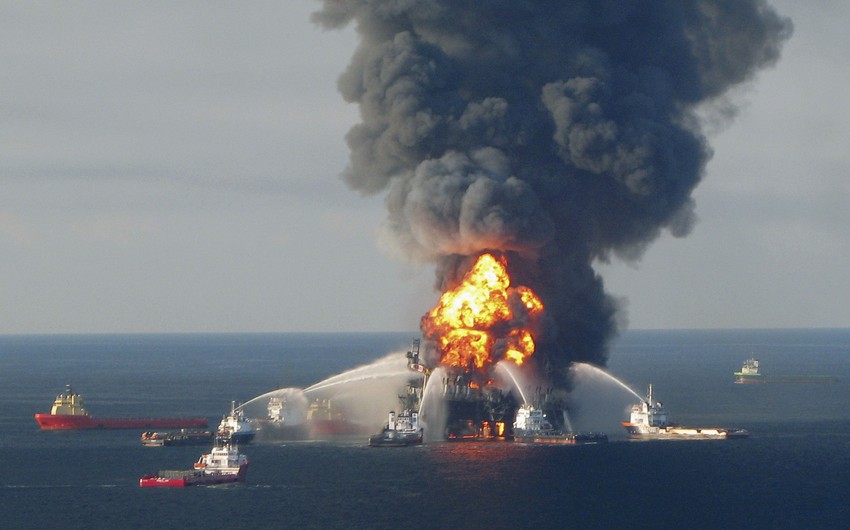 В Мексиканском заливе произошел пожар на нефтяной платформе