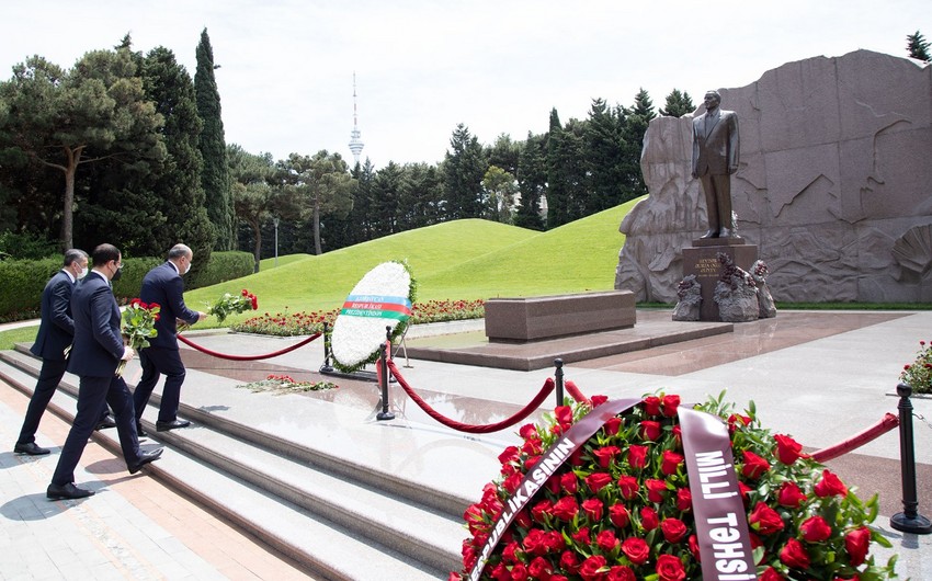 Министры посетили могилу Гейдара Алиева, Аллею шехидов и памятник турецким солдатам