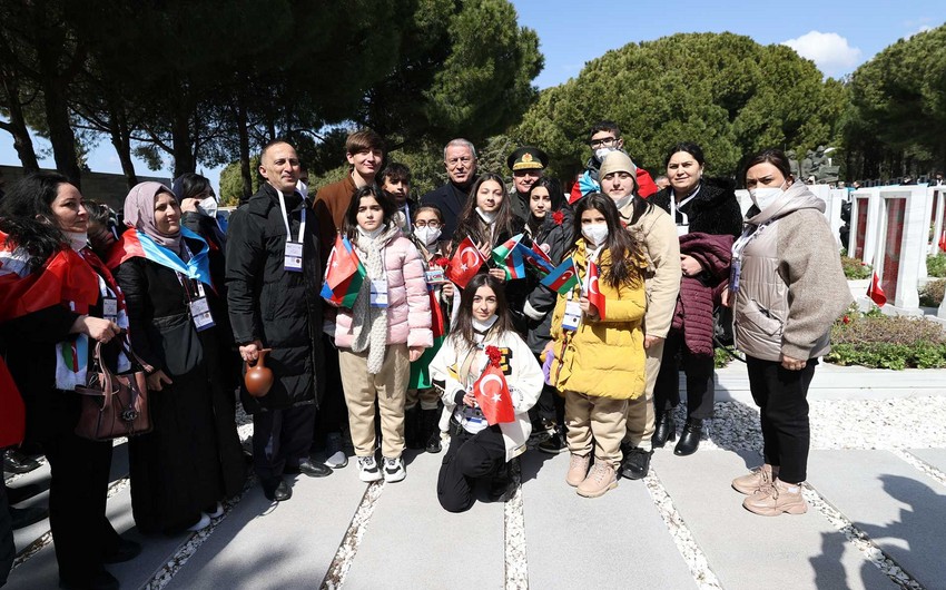 Хулуси Акар встретился с азербайджанскими детьми