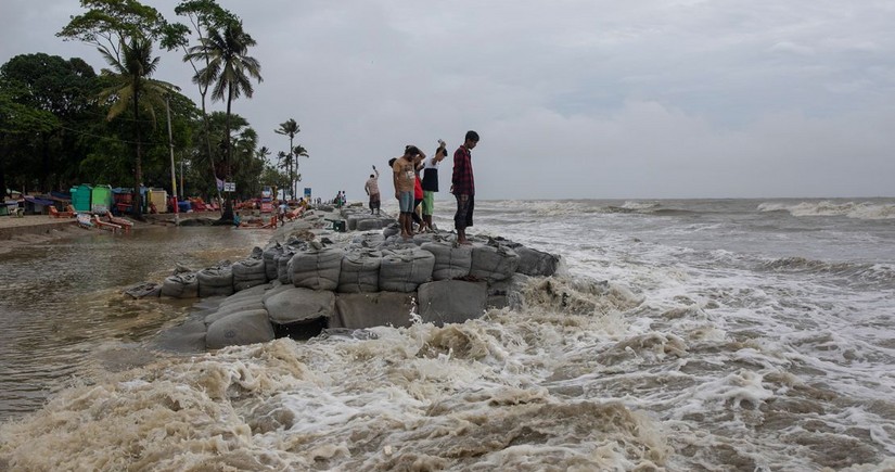 Число жертв циклона Ремал в Индии и Бангладеш достигло 16 человек