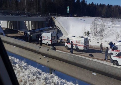 В Италии при падении автобуса с эстакады погибли как минимум 20 человек