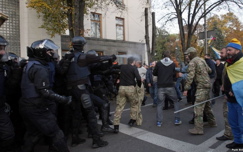 Kiyevdə 700 nəfər parlament binası qarşısında etiraz edir