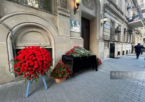 У посольства Ирана в Баку чтят память погибших в авиакатастрофе