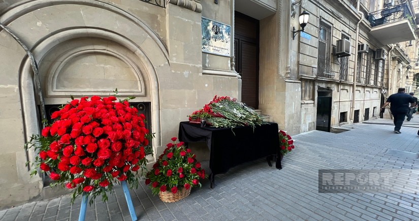 У посольства Ирана в Баку чтят память погибших в авиакатастрофе