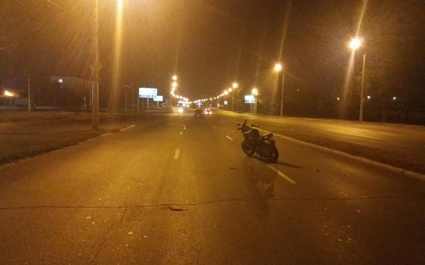 В Баку мотоцикл сбил стоявшую у обочины женщину
