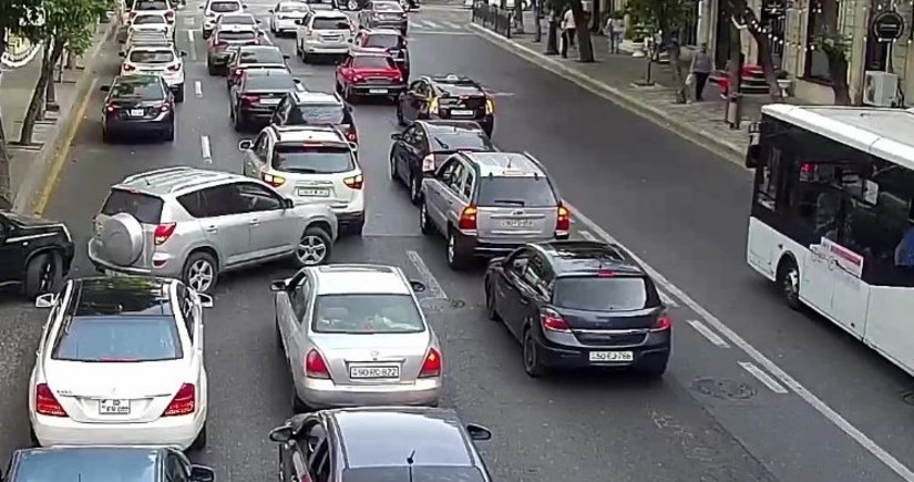 Bakının bir sıra yollarında nəqliyyatın hərəkətində sıxlıq yaranıb - SİYAHI