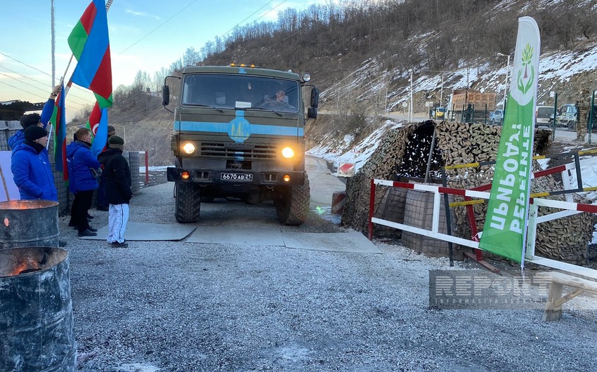 Vehicle belonging to Russian peacekeepers move freely on Khankandi-Lachin road