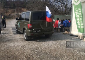 2 vehicles of Russian peacekeepers move freely along Khankandi-Lachin road