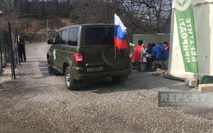 2 vehicles of Russian peacekeepers move freely along Khankandi-Lachin road