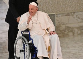 Папа Римский Франциск впервые появился на публике в инвалидной коляске