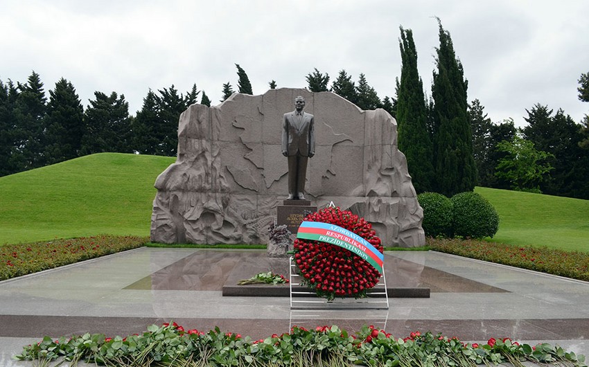 Defense Ministry’s leadership pay tribute to memory of National Leader