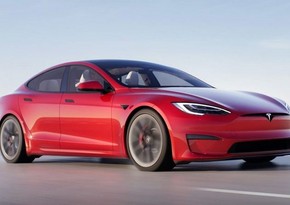 Tesla начала поставки самой мощной версии электроседана