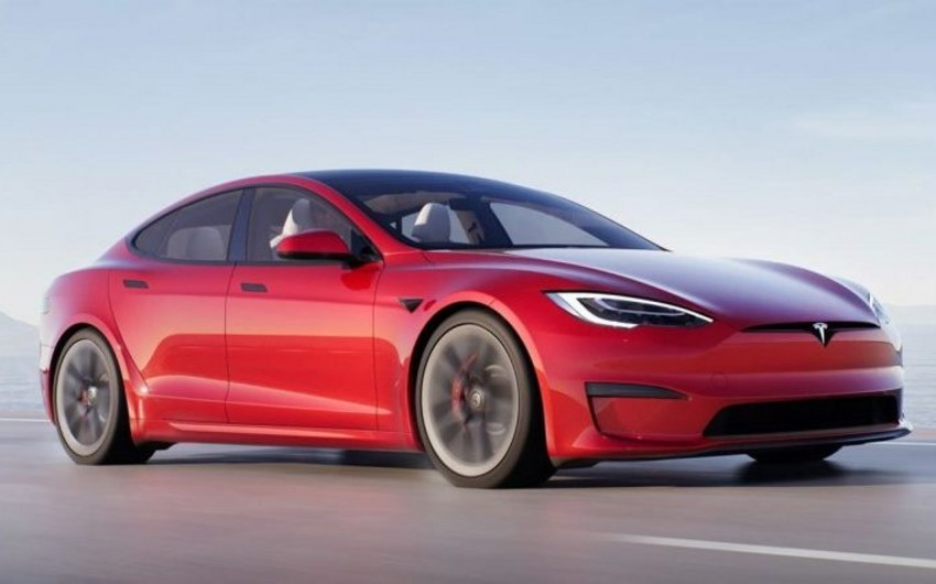 Tesla начала поставки самой мощной версии электроседана