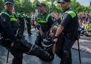 В Амстердаме на демонстрации задержаны более 100 экоактивистов