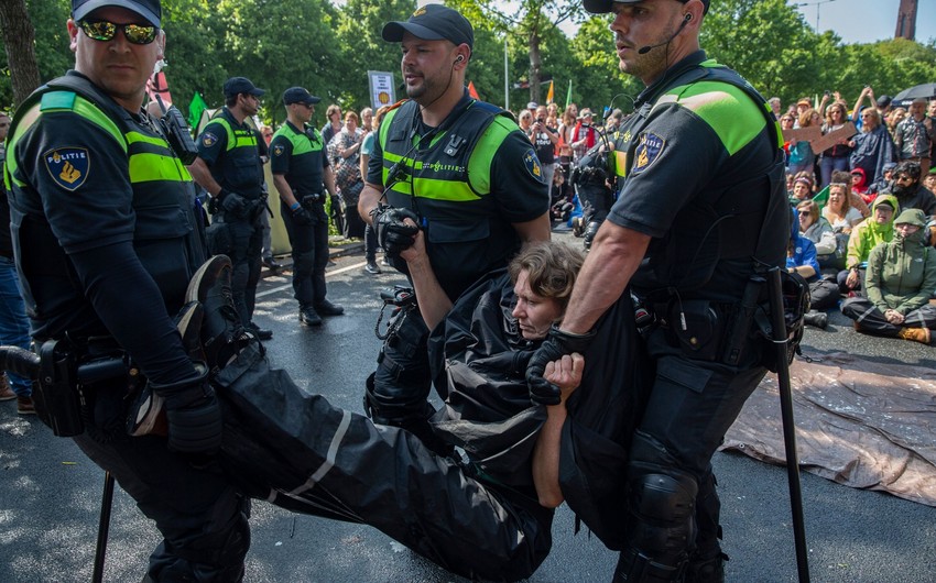 В Амстердаме на демонстрации задержаны более 100 экоактивистов