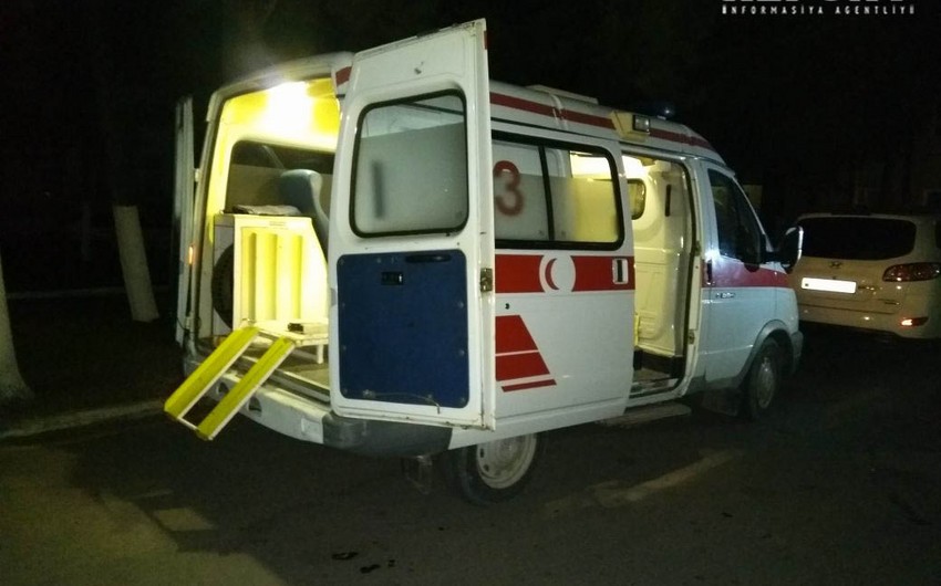 В Хырдалане автомобиль врезался об ограждение у обочины, водитель скончался