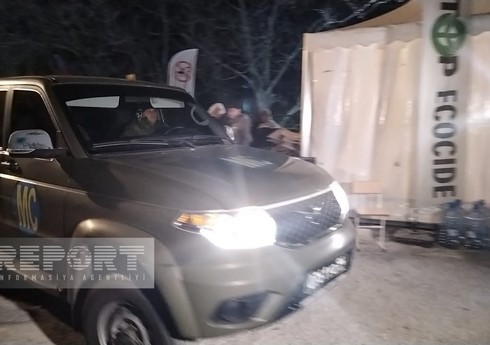 Еще два автомобиля российских миротворцев беспрепятственно проехали по дороге Хакенди-Лачын