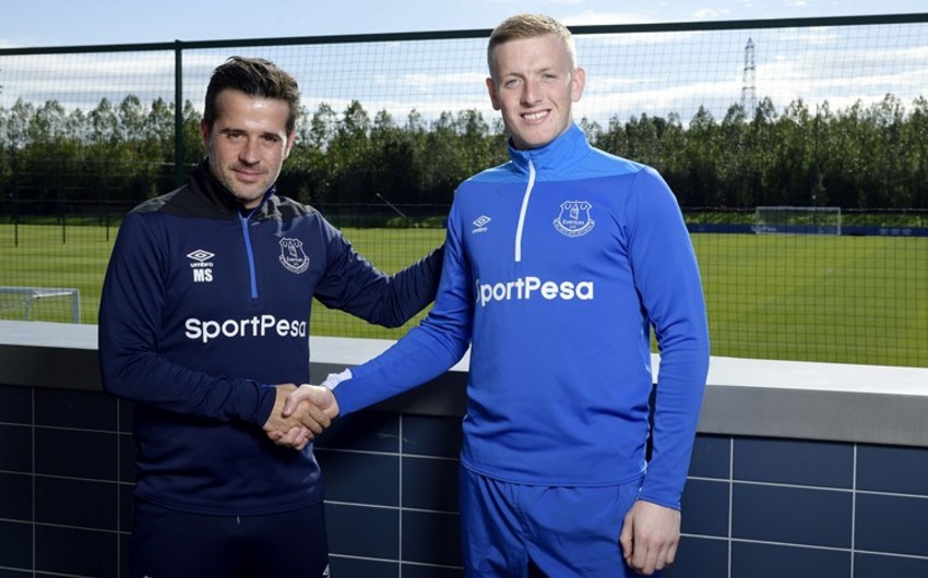 Everton klubu İngiltərə millisinin qapıçısı ilə uzunmüddətli müqavilə imzalayıb