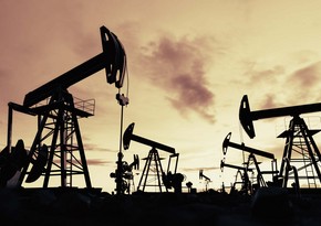Oil falls amid sharp increase in US inventories