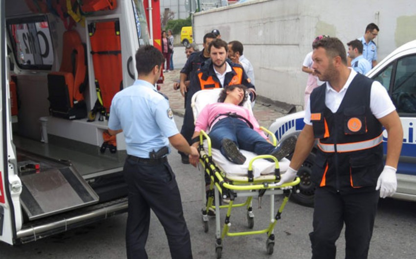 İstanbulda avtomobil metronun girişinə çırpılıb, bir nəfər ölüb