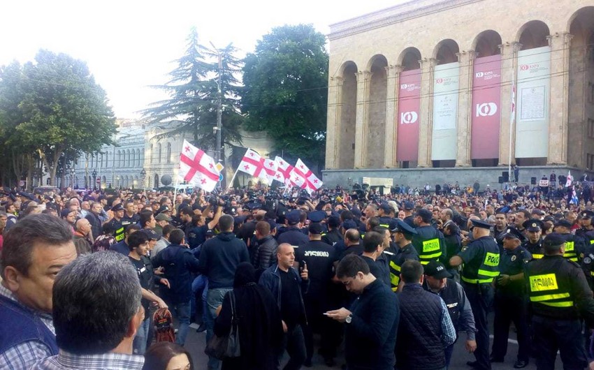 Tbilisidə aksiya iştirakçıları Rustaveli prospektini bağlayıblar