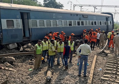 В Индии пассажирский поезд сошел с рельсов, есть погибшие