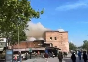 Пожар охватил Египетский рынок в центре Стамбула