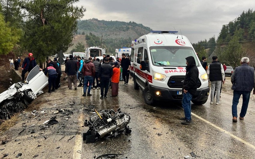 Türkiyədə ağır yol qəzası olub, 10 nəfər yaralanıb