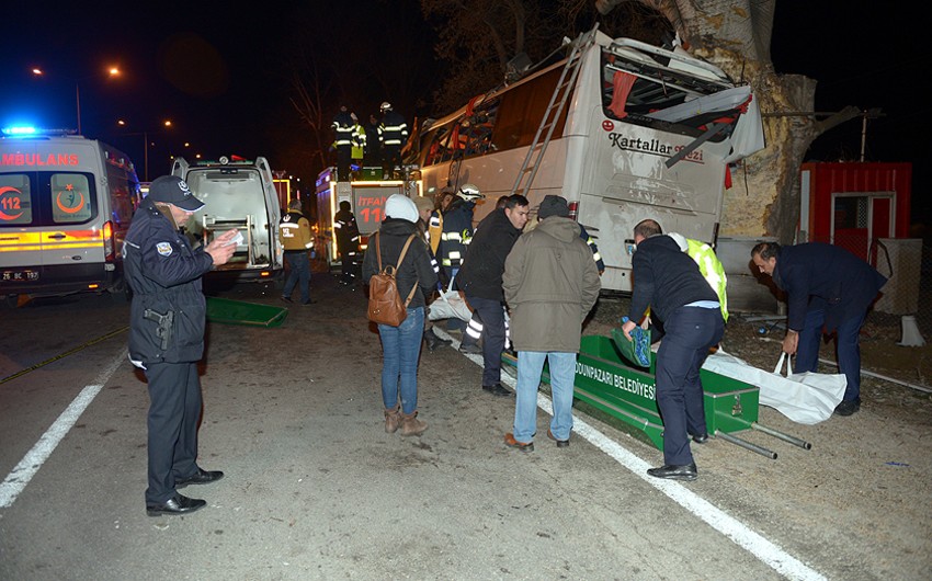 Türkiyədə avtobus qəzaya uğrayıb, 13 nəfər ölüb, 42 nəfər yaralanıb