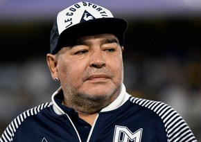 Maradonanın qadın paltarında görüntüləri yayıldı