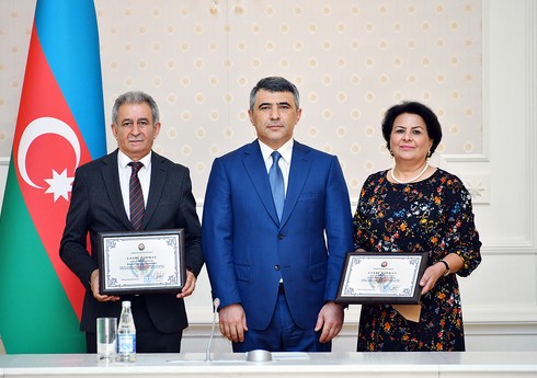 В Азербайджане на пенсию отправлены председатель суда и судья