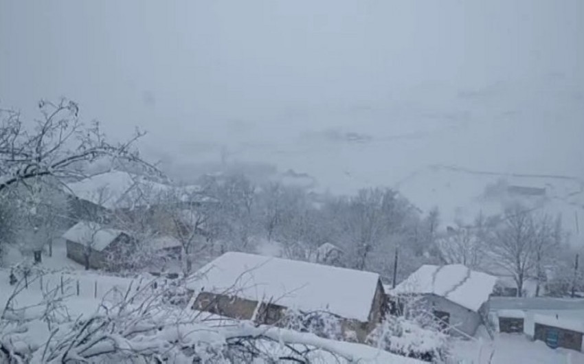 Дорога Джалилабад-Ярдымлы закрыта из-за сильного снегопада, села остались без света