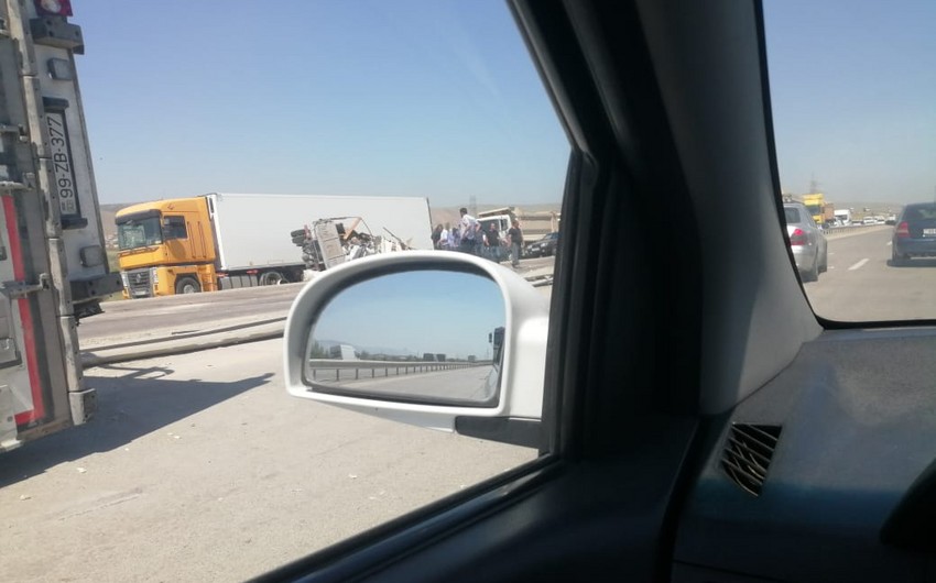 На трассе Баку-Губа перевернулся грузовик, на магистрали возникла пробка
