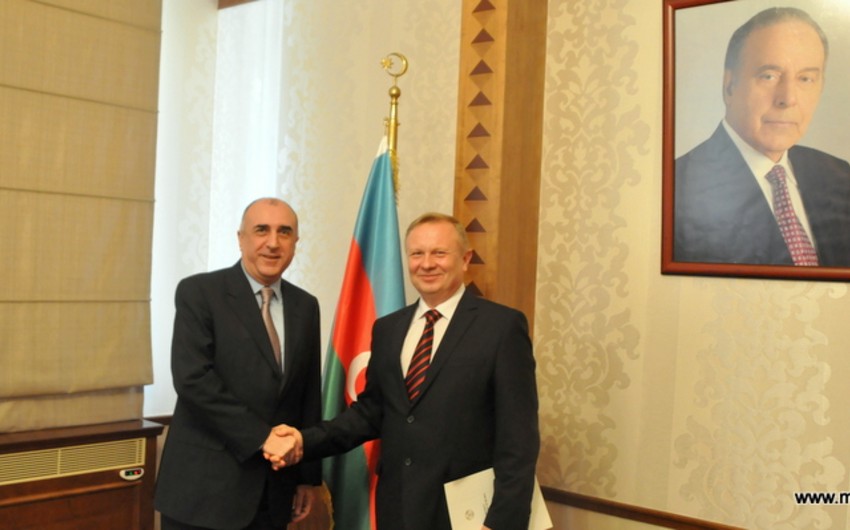 Newly appointed Ambassador of Belarus presents copy of his credentials to Azerbaijani Foreign Minister