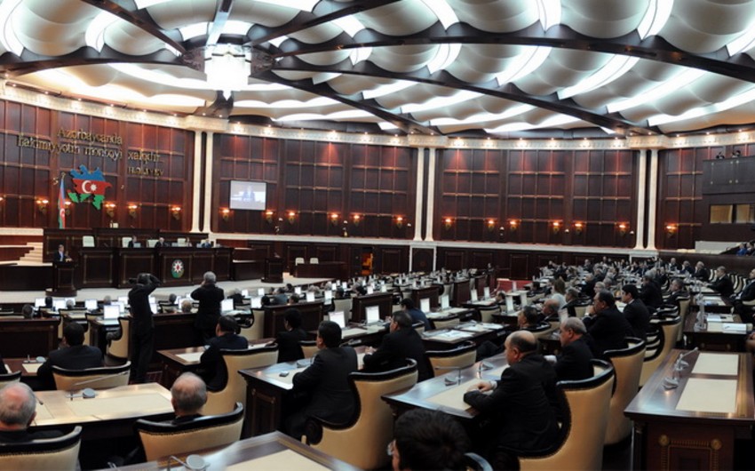 Azərbaycan parlamenti plenar iclasda dövlət büdcəsinə dəyişikliklərin müzakirəsinə başlayıb