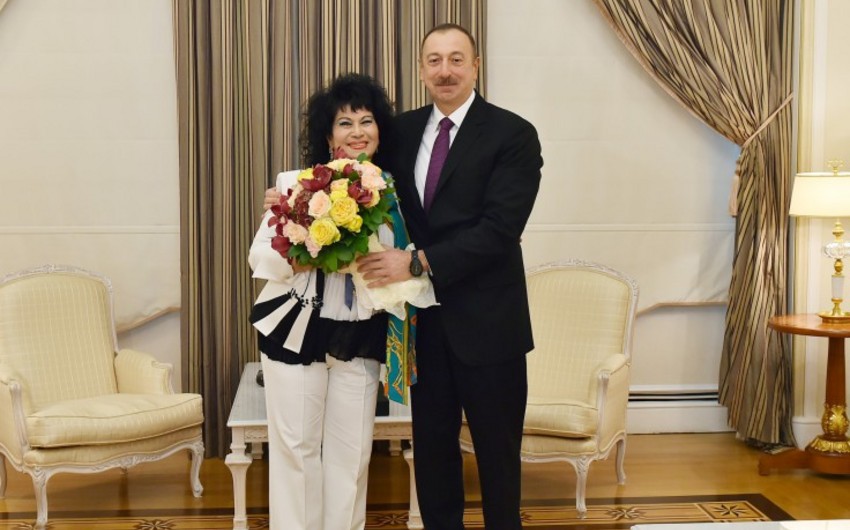 Президент Ильхам Алиев представил народной артистке Зейнаб Ханларовой орден Гейдара Алиева