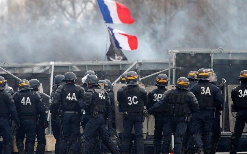 В Париже полиция разгоняет несанкционированный марш жёлтых жилетов