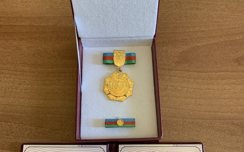 Хошбяхту Юсифзаде вручена юбилейная медаль 100-летие АДР (1918-2018)