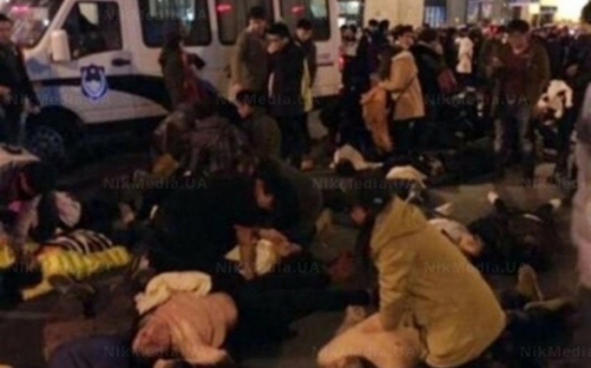 ​В массовой давке за фальшивыми долларами в Шанхае погибли 36 человек
