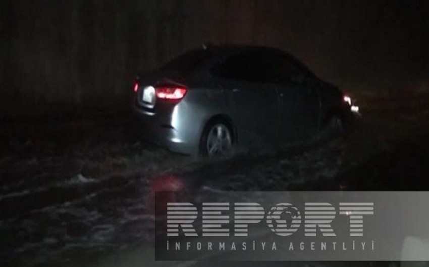 Goranboyda yağış suları bəzi avtomobil yollarında çətinlik yaradıb