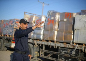 Israel opens Gaza border to let in humanitarian aid
