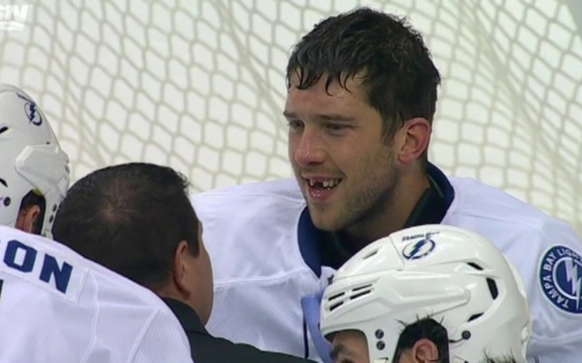 Hockey goalie lost teeth during game - VIDEO