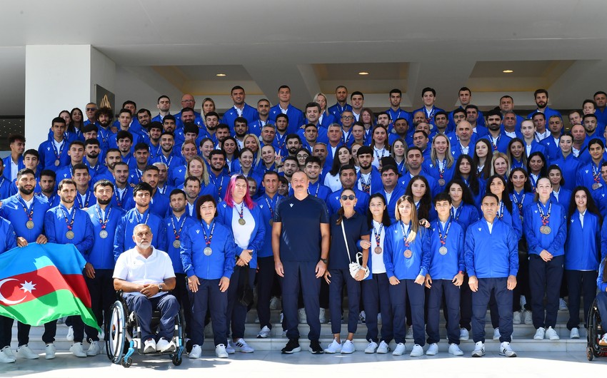 Ilham Aliyev and Mehriban Aliyeva meet with medal winning athletes of 5th Islamic Solidarity Games - UPDATED