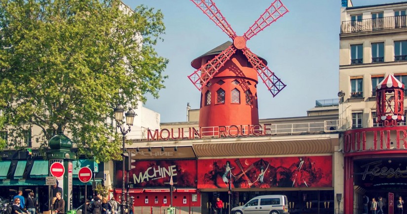 В Париже у мельницы кабаре Moulin Rouge отвалились крылья