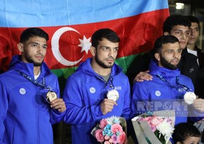 Azerbaijani wrestlers who won gold medals at World Championships return to their homeland