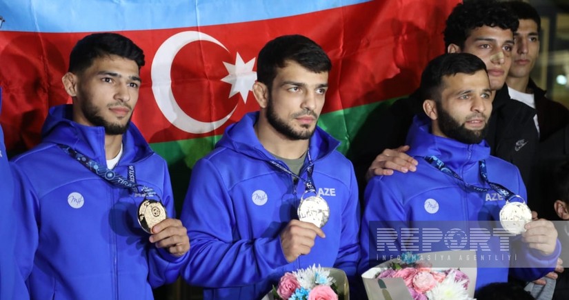 Dünya çempionatında qızıl medal qazanan Azərbaycan güləşçiləri Vətənə qayıdıb