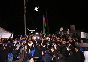 Protestors on Shusha-Khankandi road release doves into air 