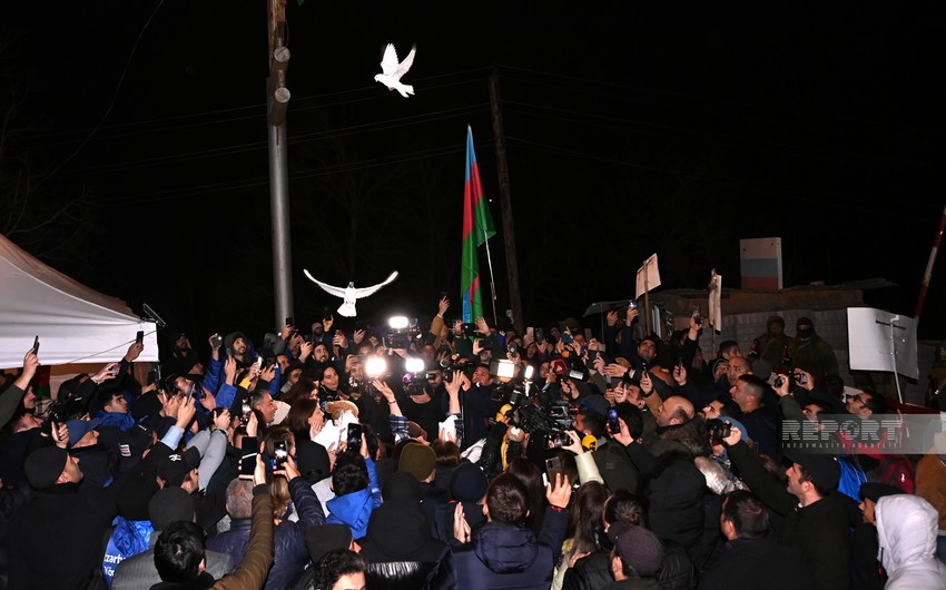 Protestors on Shusha-Khankandi road release doves into air 