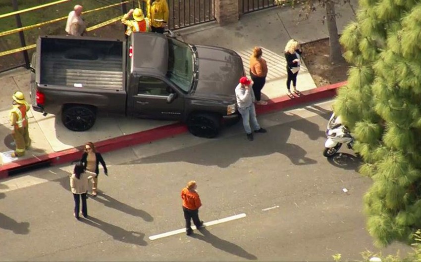 В Калифорнии автомобиль сбил пешеходов у здания школы, 5 человек пострадали
